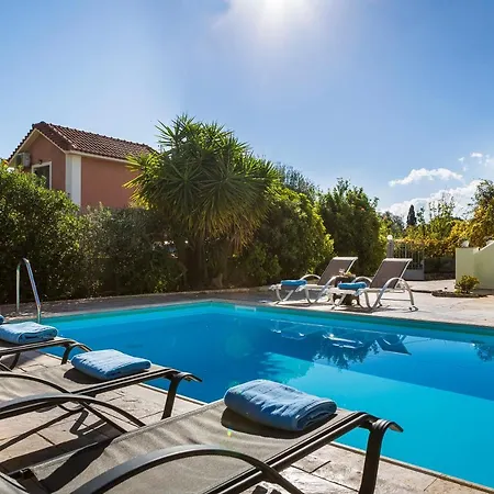 Bee's Knees Retreat Pesádha