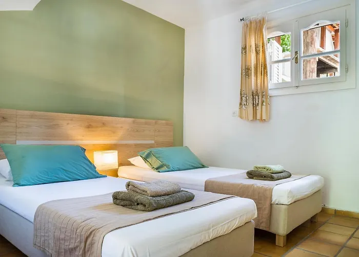 Bee's Knees Retreat * Pesádha