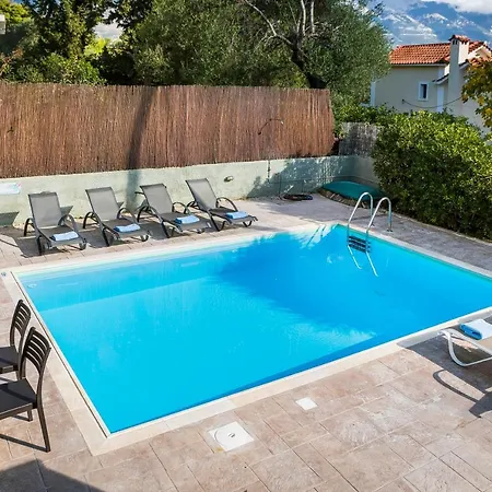 Bee's Knees Retreat Pesádha